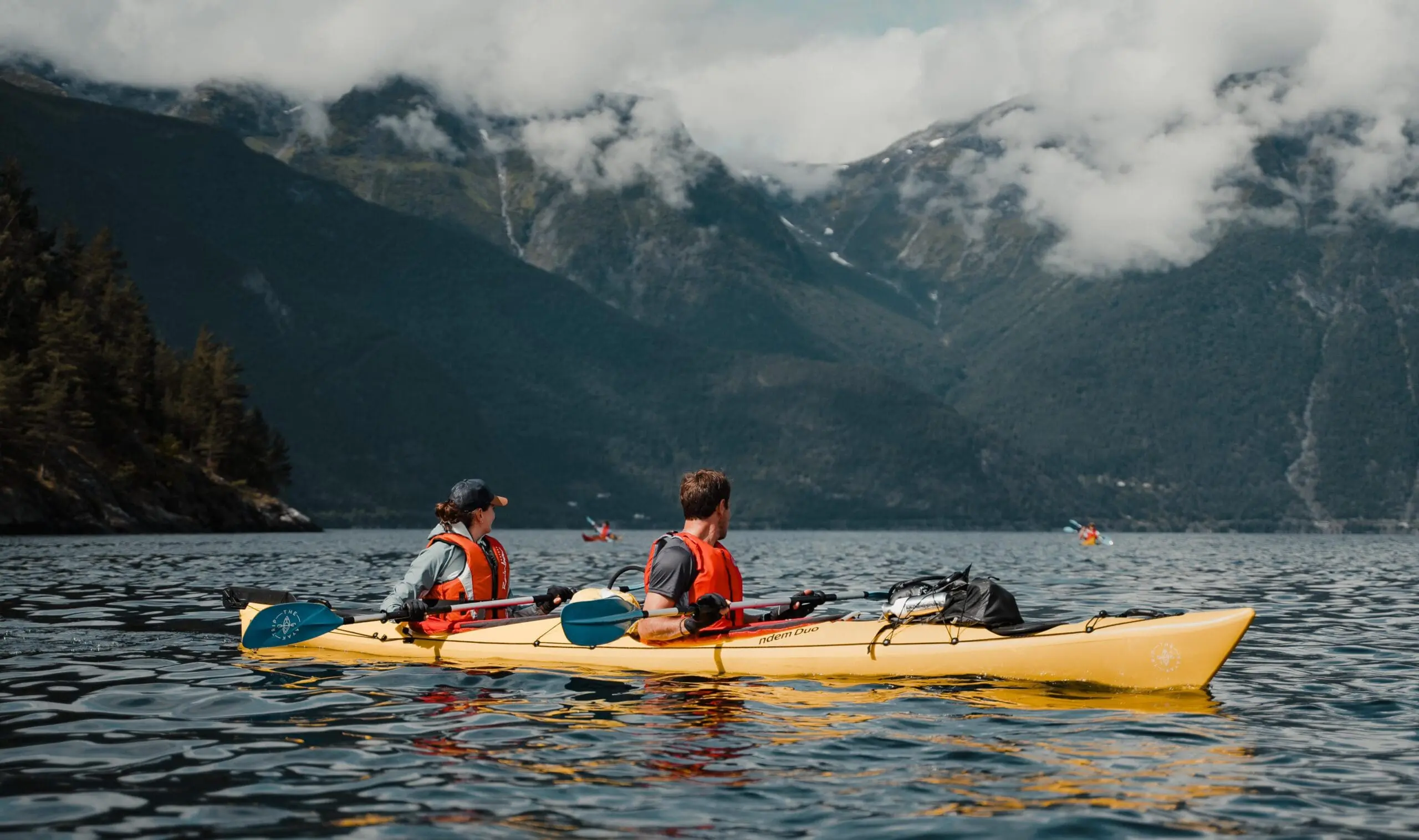 kayak trip door noorwegen fjorden