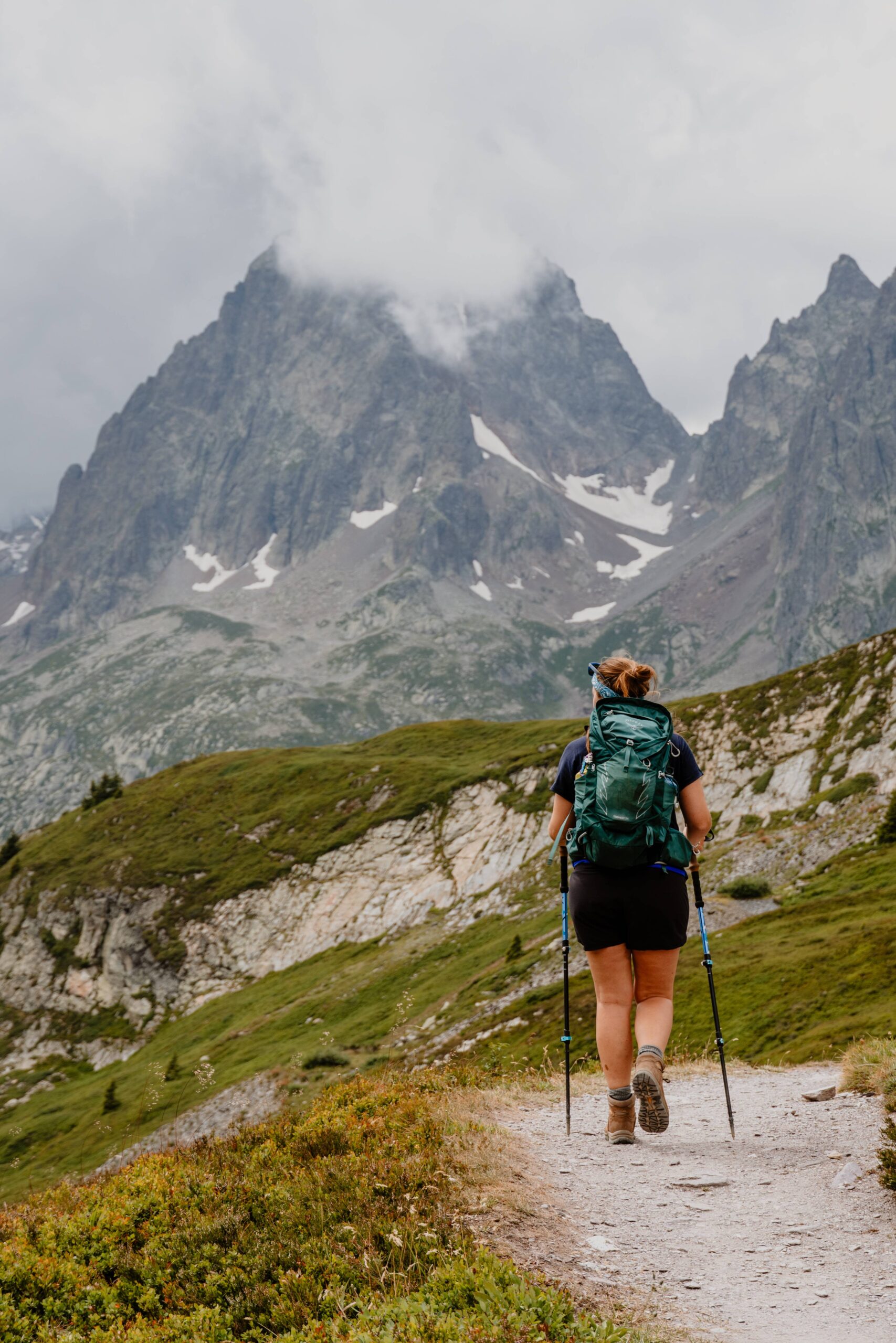 randonneuse sentier tour du mont blanc france