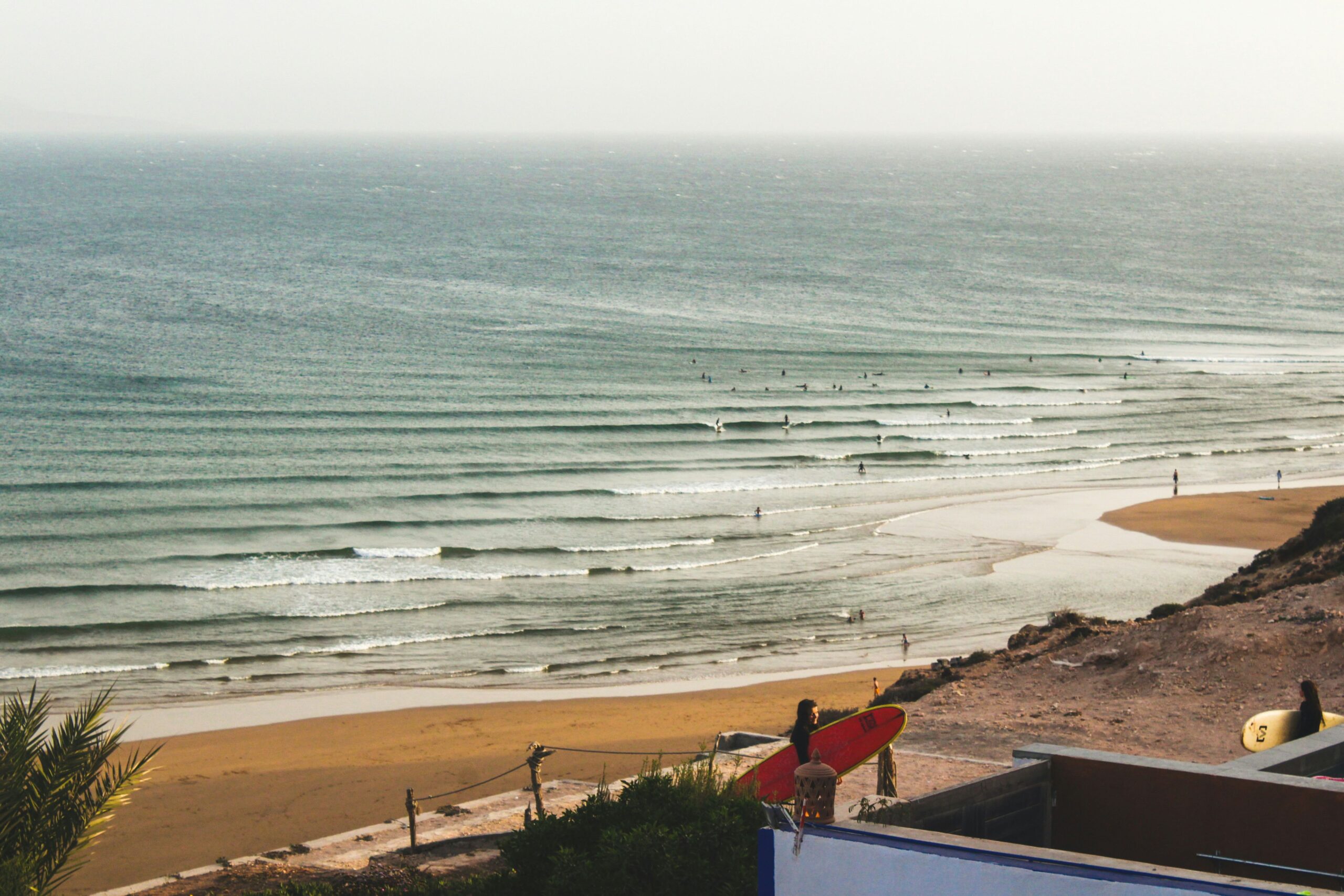 surfeurs plage maroc