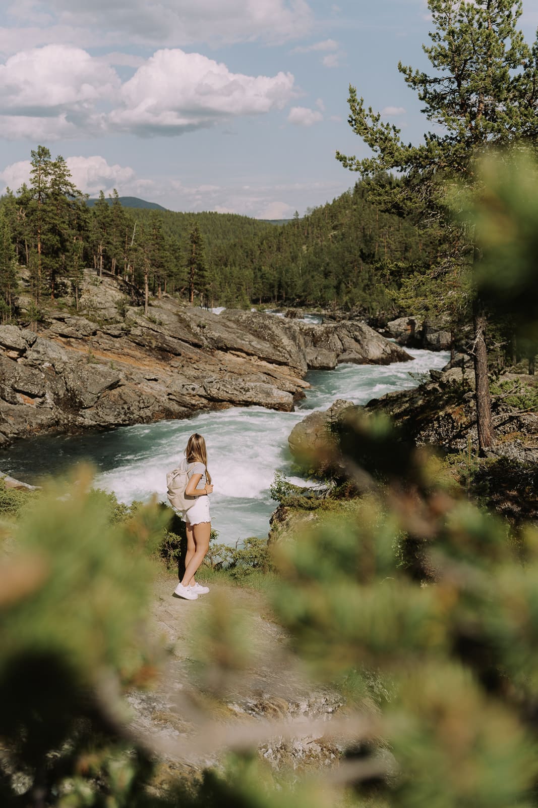meisje in noorwegen watervalk nordic nomads travelbase