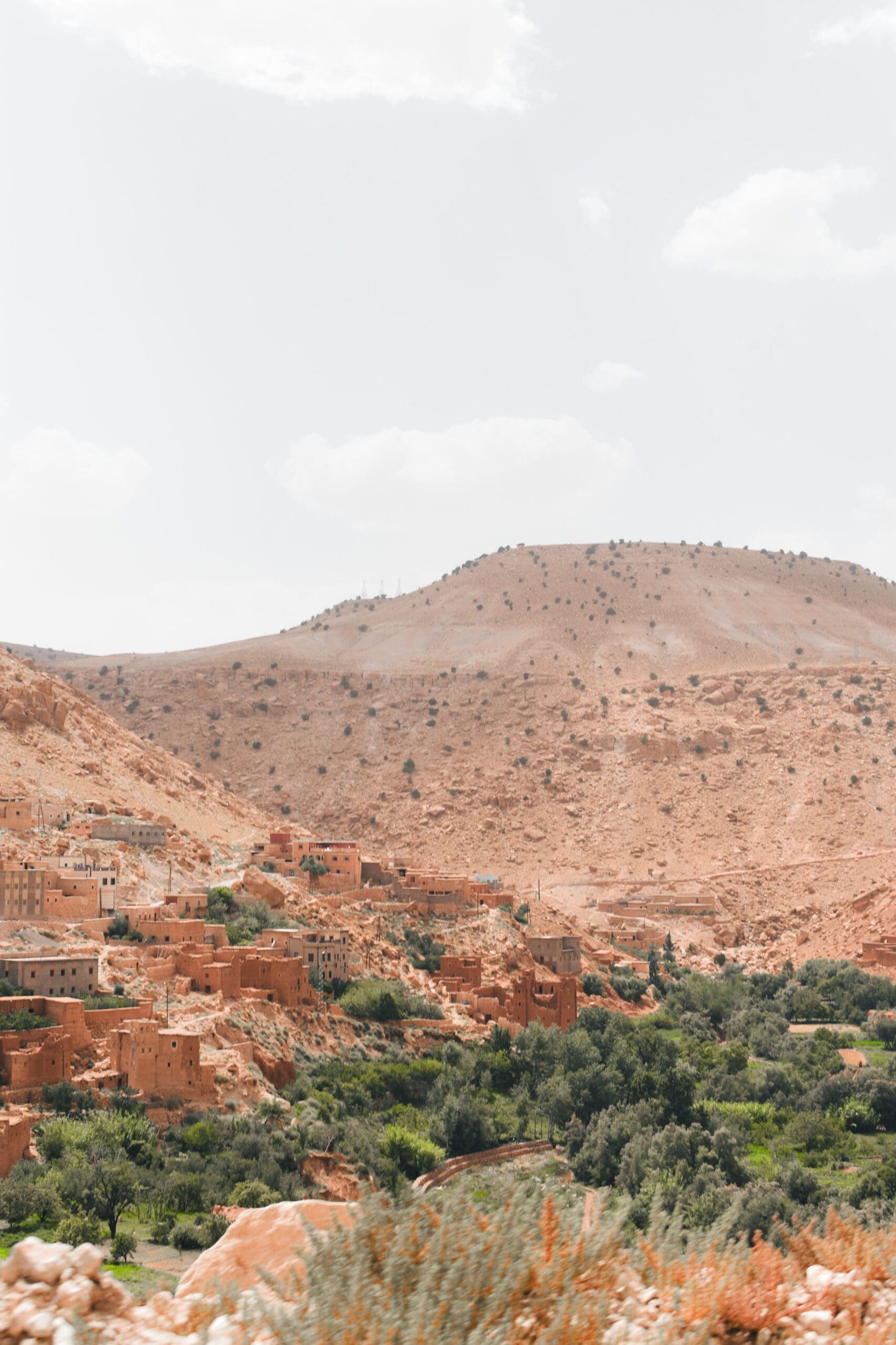 reizen in marokko landschap gebergte met oase