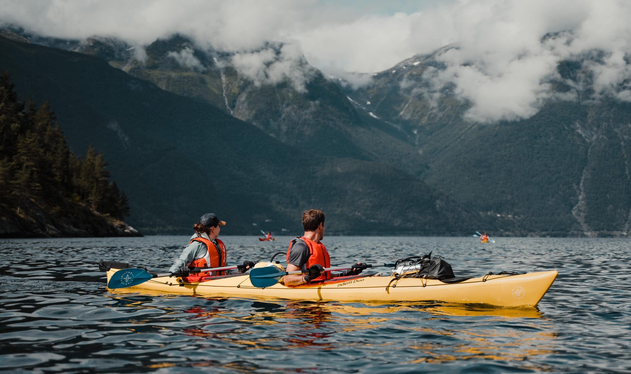 kayak trip door noorwegen fjorden